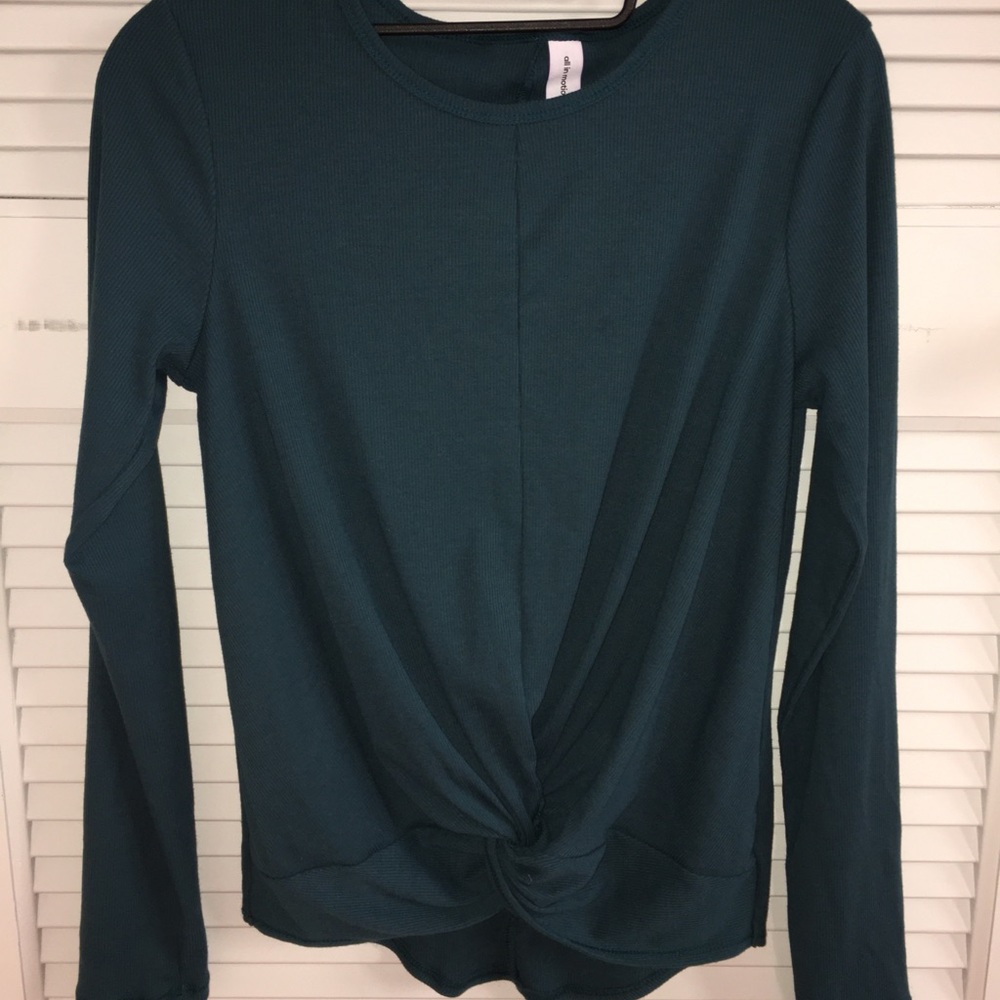 ••SOLD•• Cute Front Knot Long Sleeve